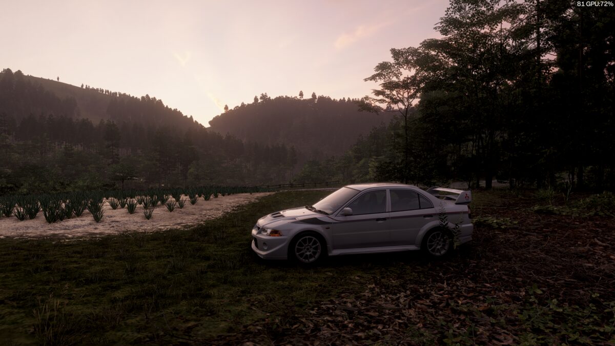 Tangkapan layar mobil rally di tepi hutan saat senja dalam game balap