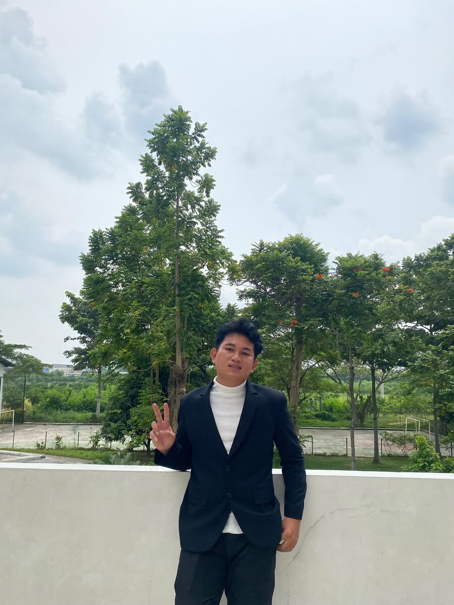 Foto Refan Maulana mengenakan blazer, berpose di area outdoor